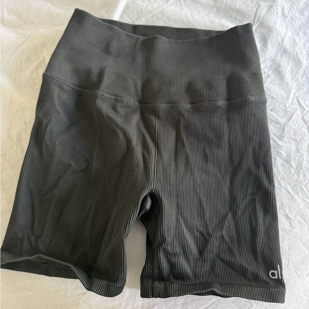 Alo Women’s High-Waist Ribbed olive Bike Shorts